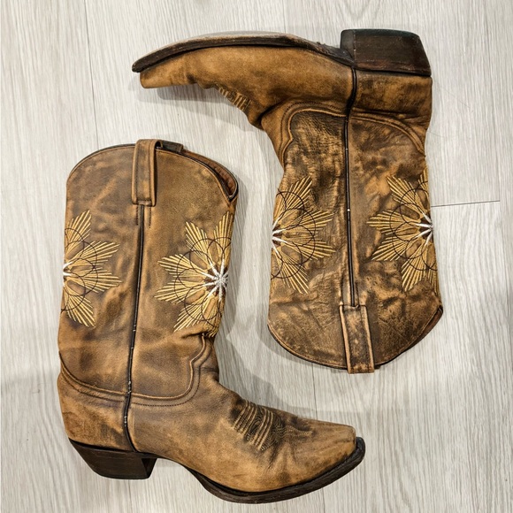 Shoes - 9.5 COWBOY BOOT